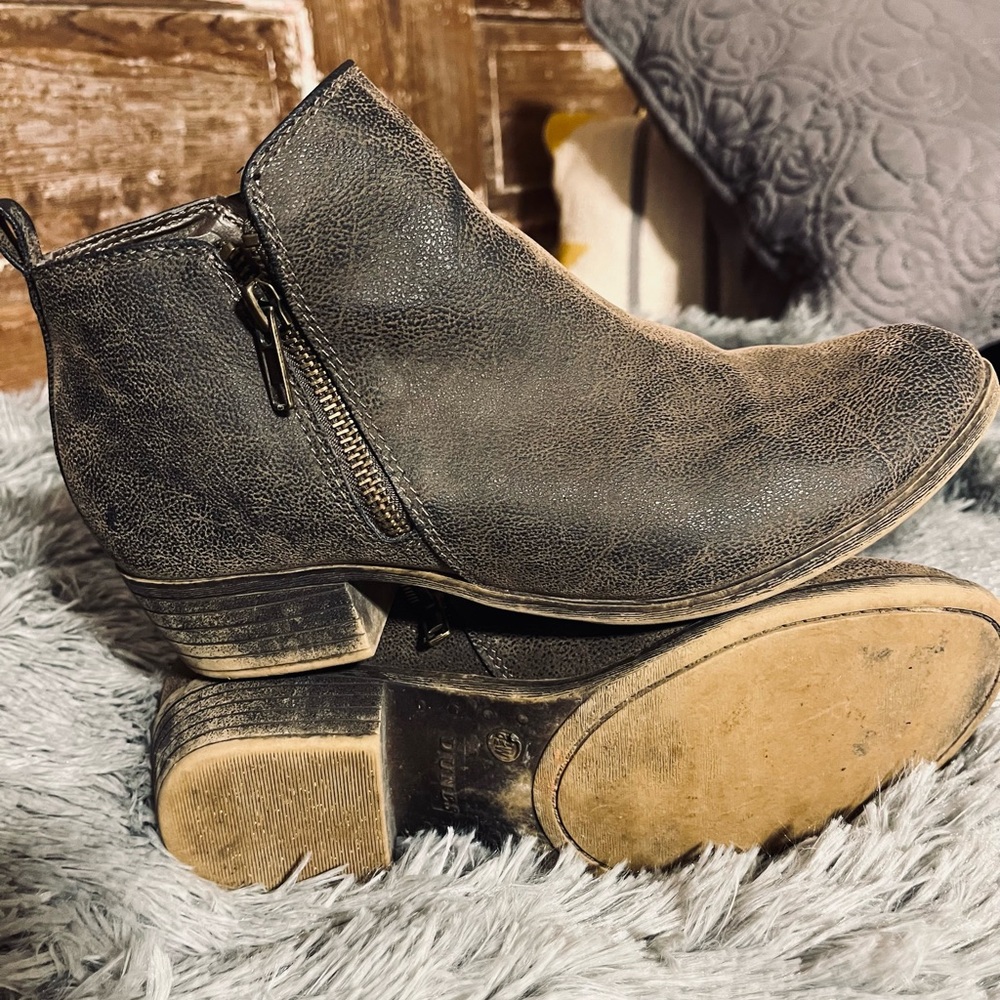 Casual Dunes distressed casual flat suede booties